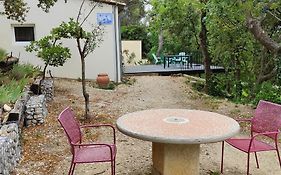 maisonnette provençale sous les chênes
